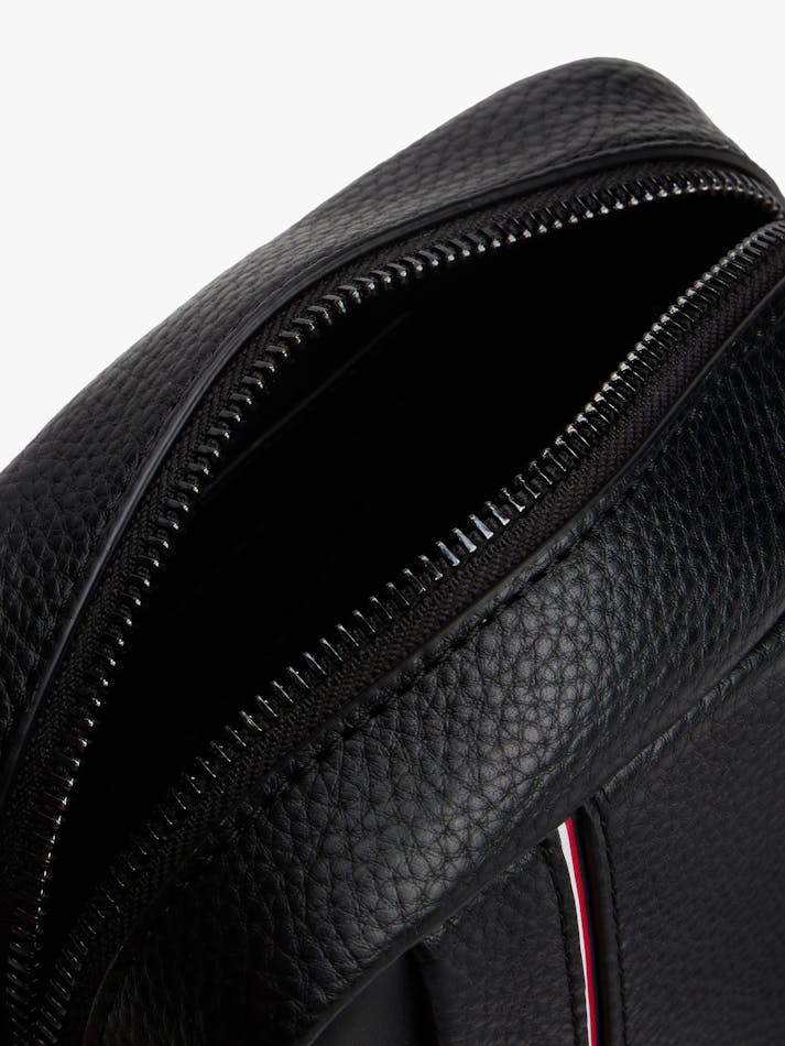 TOMMY HILFIGER AM0AM13632 Metal Logo Crossbody Reporter Bag - Black - Image 4