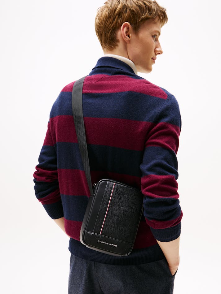 TOMMY HILFIGER AM0AM13632 Metal Logo Crossbody Reporter Bag - Black - Image 5