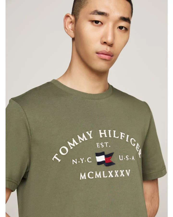 TOMMY HILFIGER MW0MW36454_PLI NAUTICAL ARCH TEE - Battle Green - Image 2