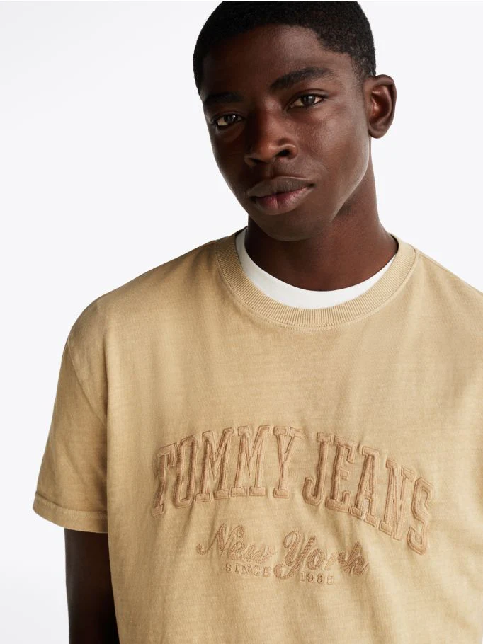 TOMMY JEANS DM0DM20356_ACT Varsity Washed Tee - Relic Tan - Image 2