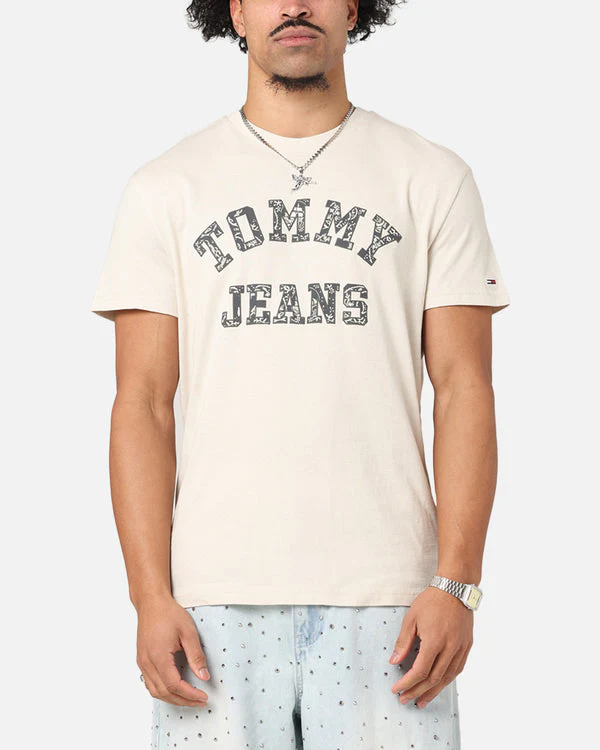 TOMMY JEANS DM0DM20773_ACG Regular Paisley College Tee - Newsprint - Image 3